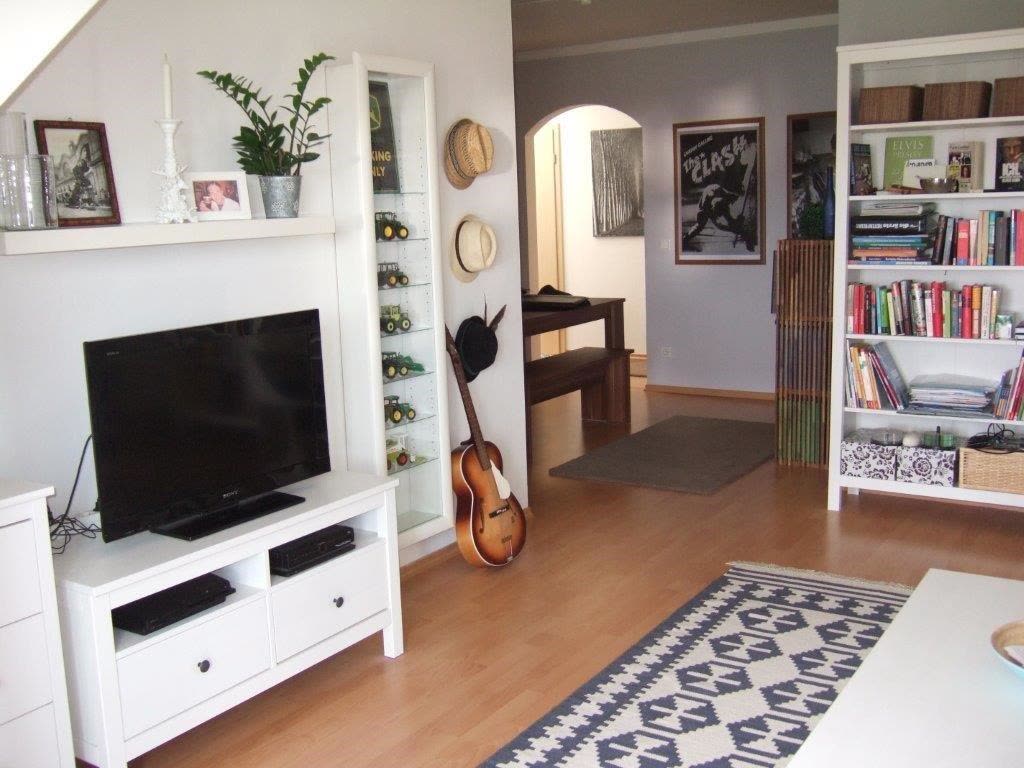 Wohnbereich mit Fernseher und Bücherregal