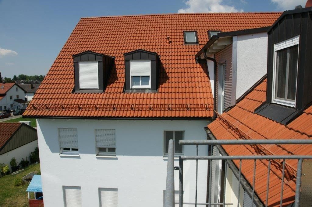 Haus mit roten Dachgauben