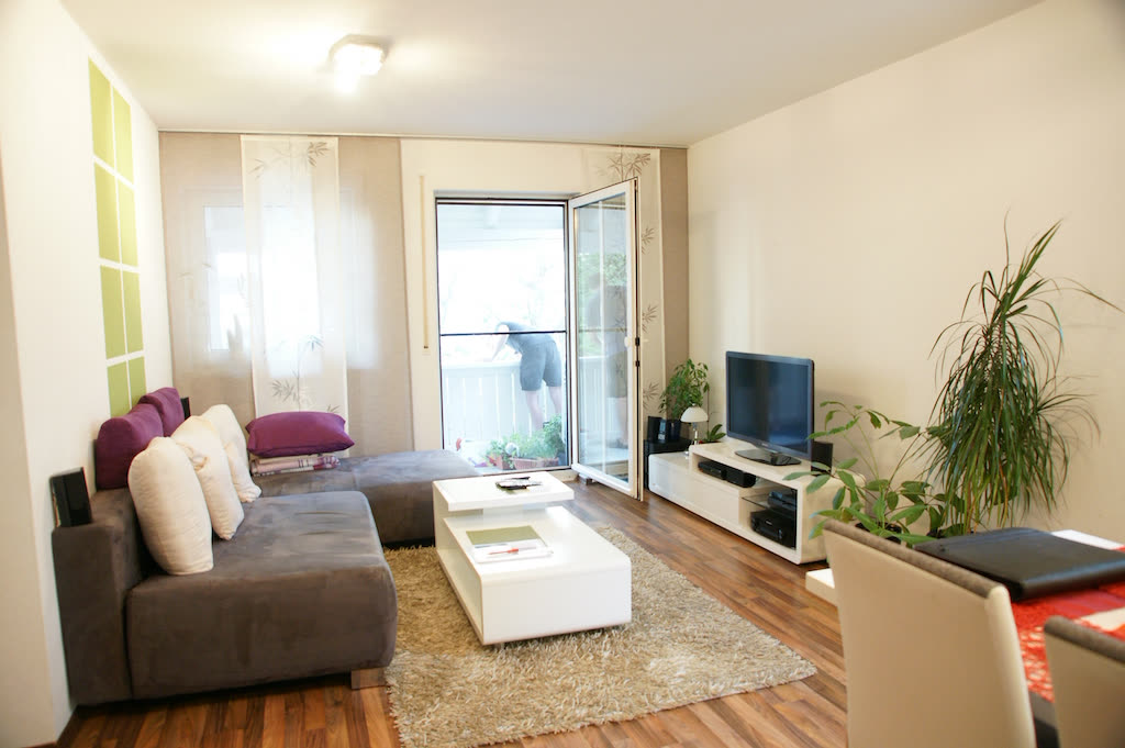 Heller Wohnraum mit Sofa
