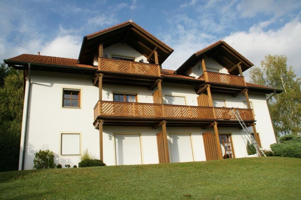 Mehrfamilienhaus mit Holzbalkonen